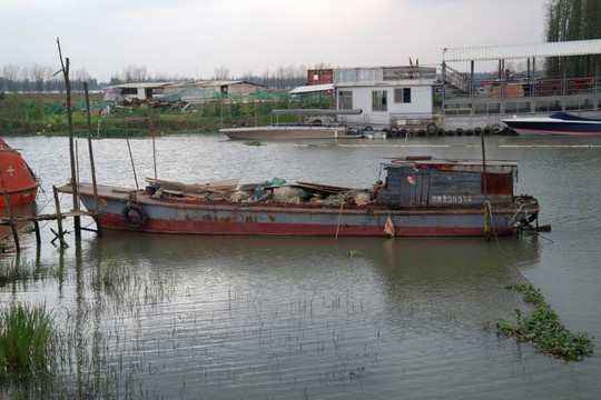 三江渔业队停泊的红色轮船