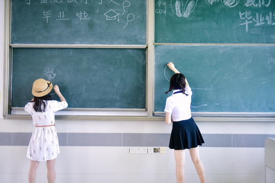 写字的女学生