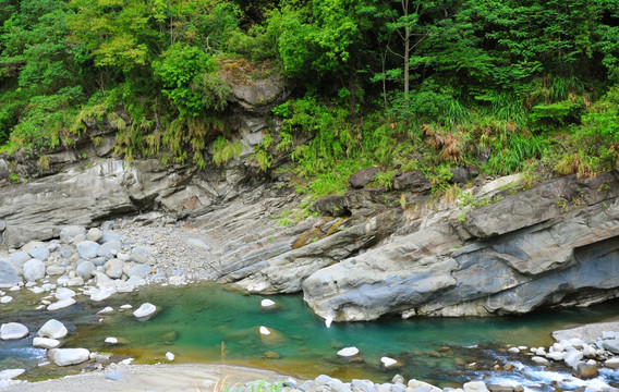 小河流水