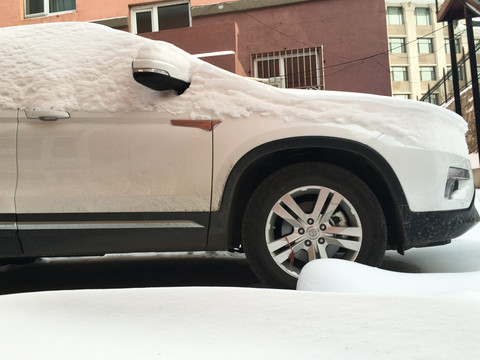 被雪覆盖的汽车