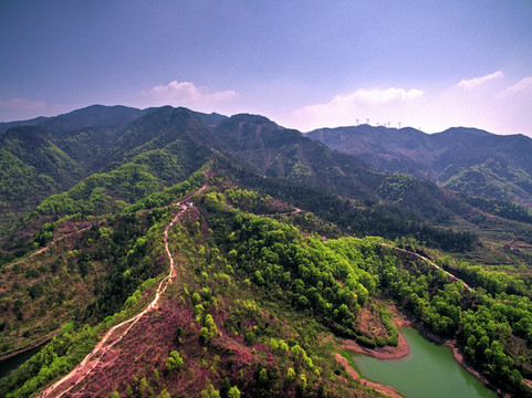 浙江兰溪转轮岩山峰湖泊航拍