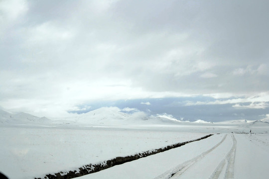雪原上的公路