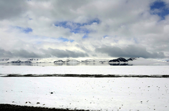 湖泊雪景