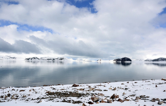 湖泊雪景