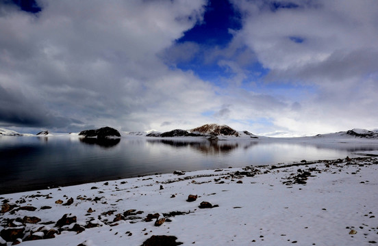 湖泊雪景