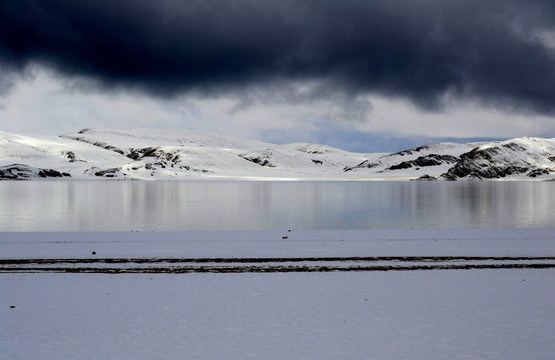 雪山湖泊