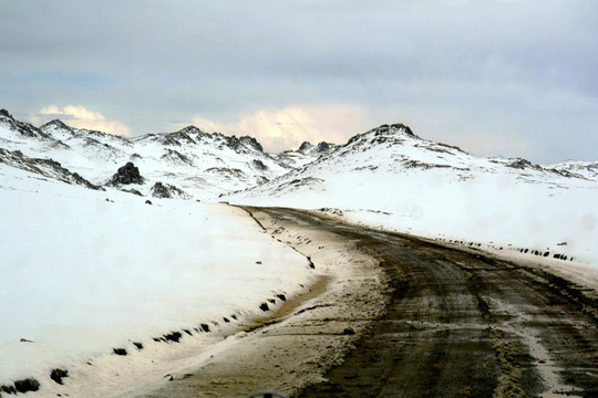 雪山上的公路