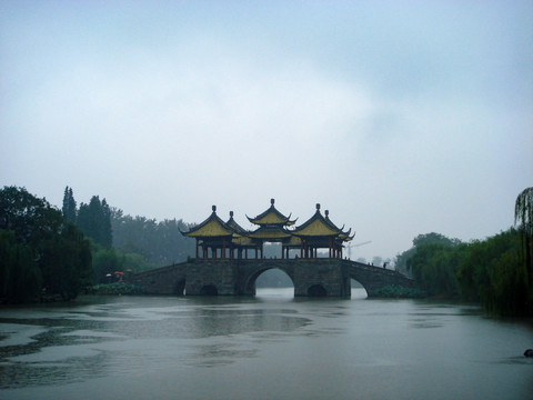 风雨瘦西湖