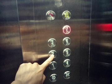 按电梯按钮