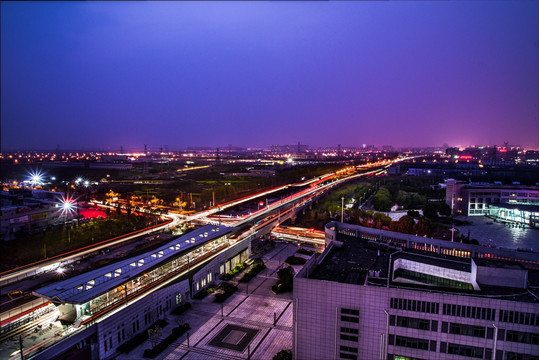 化工园地铁站夜景