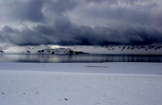 雪山湖泊