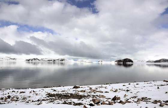 雪山湖泊