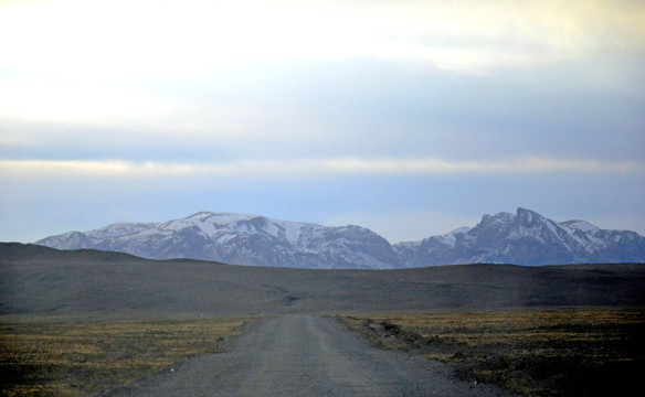 藏北草原上的公路