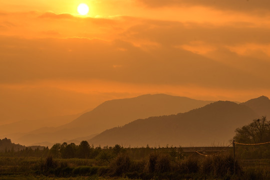 夕阳远山