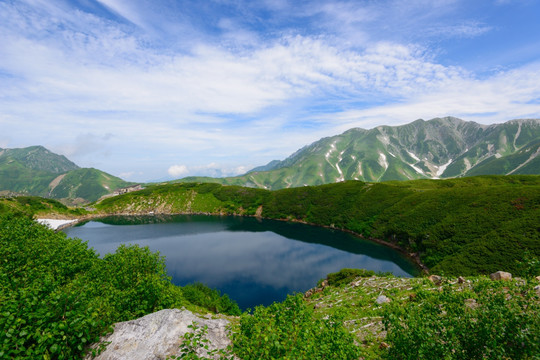 立山雪谷夏山全景湖