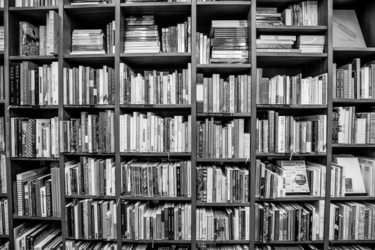 书架 黑白照 放满书的书架