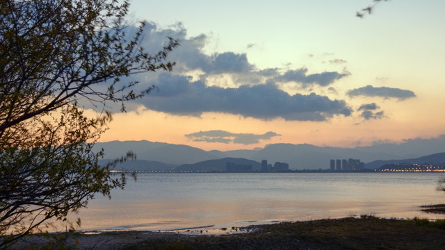 夕阳西下 湖边风景