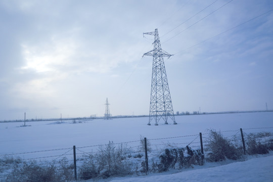 新疆冬季景色 输电铁塔