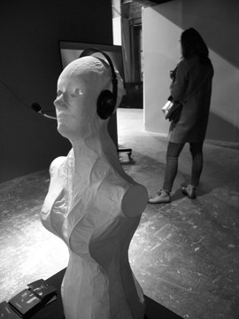 雕塑 听音乐的女人