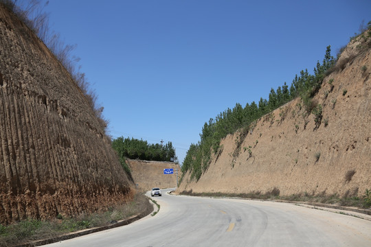 弯弯山道