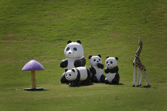 绿地上的熊猫雕塑