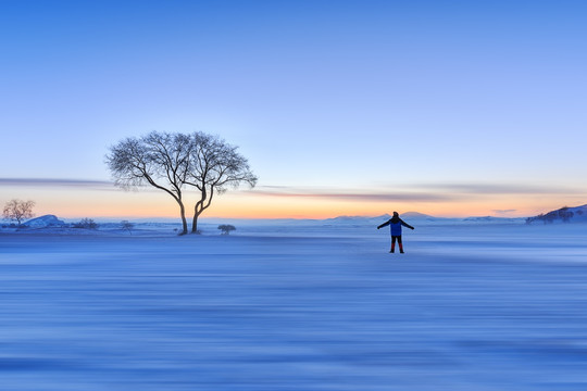 日出的雪原风光