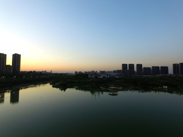 城市湖景