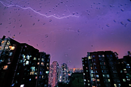 小区雨夜闪电