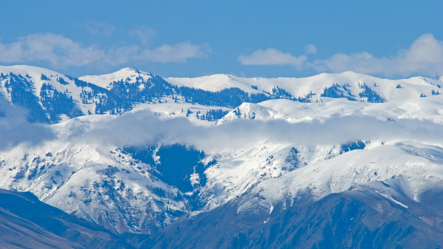 崇山峻岭