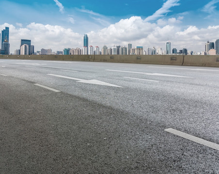 城市建筑群和道路路面