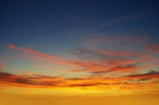 金色夕阳天空