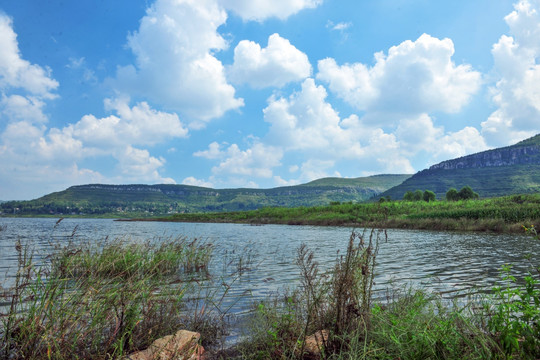 湖畔风景  蓝天白云