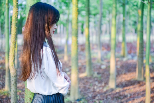 树林长发美女