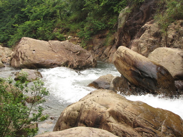 山间溪流