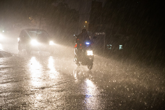 大雨滂沱的街道