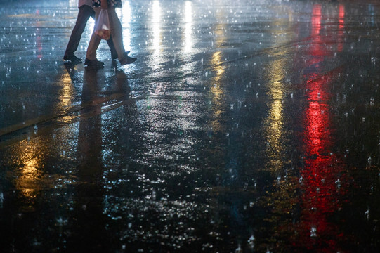 雨夜行人