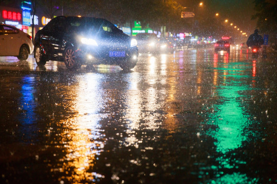 雨夜街景