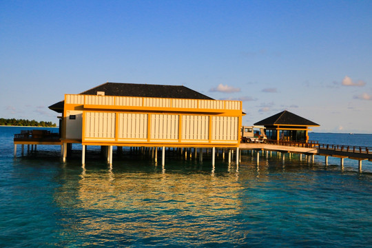 海岛 度假 蓝天白云 海上小屋