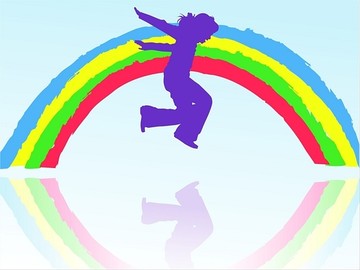 欢快的孩子在彩虹的背景下跳跃