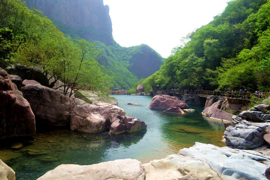 峡谷小河