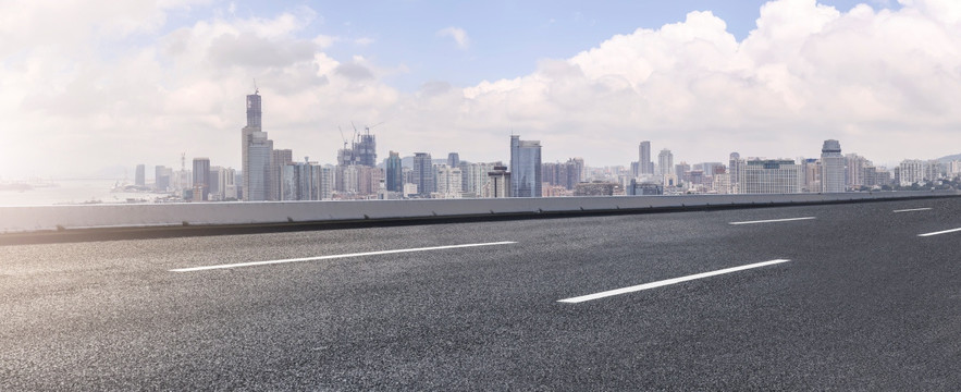 道路路面和城市天际线