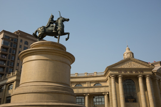 骑马的战士青铜像