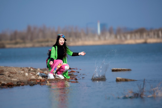 美丽的女人在水边玩水