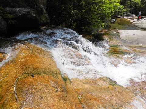 山间流水