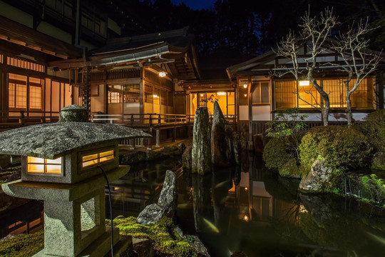 夜晚的日本高野山一乘院石灯