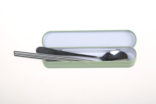 一盒铁质餐具勺子和筷子