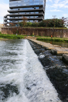 河流小堤坝