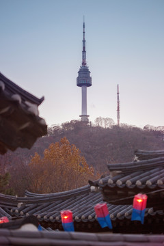 韩国首尔从南山谷韩屋村看南山塔