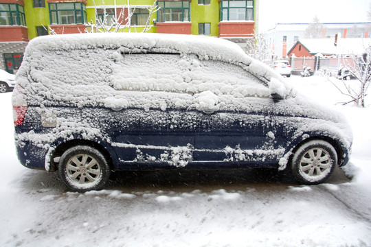 白雪覆盖汽车