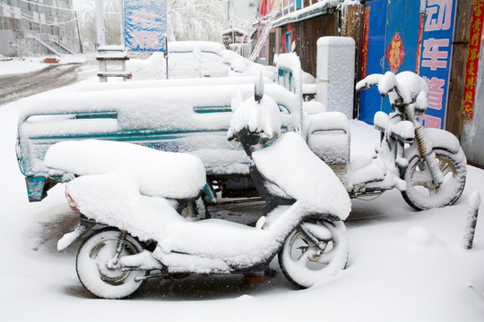 白雪覆盖车辆